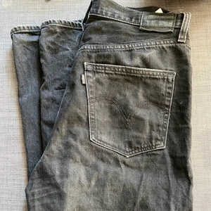 Levis High Loose jeans  - Levis jeans i bra skick, väldigt sparsamt använda! 