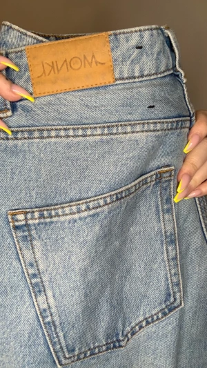 Blåa jeans MONKI - Använda fåtal gånger men har växt ur dom tyvärr.