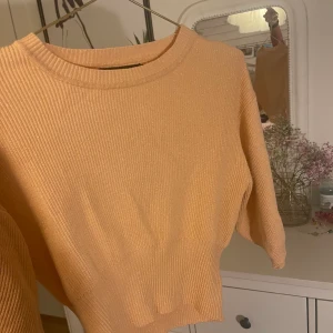 Topp - En glittrig aprikosfärgad topp med tajtare midja från bikbok i storlek S, 70kr + frakten man själv får stå för💓