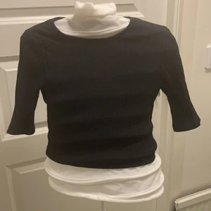 Croppad svart tröja - Ursprungligen från smögenbryggan. Tajt croppad tröja, stretchig med hål i ryggen. Bra skick nästan aldrig använd. Lite längre i armarna än en vanlig t-shirt. Jag står för frakten.