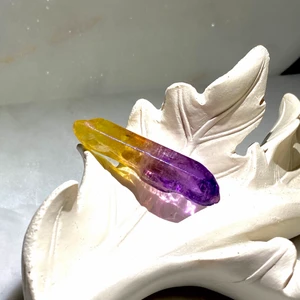 🧡💜Färgad bergskristall💜🧡 - 💜Färgad bergskristall💜 Bergkristallens energi symboliserar klarhet, vakenhet, balans och samklang. Den sägs harmonisera och sammanlänka vårt medvetande och vår närvaro med universums existentiella kraft. Det sägs att bergkristallen kan transformera, förstärka, fokusera och balansera energi. Såklart 100% äkta✨