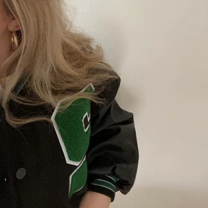 Oversize baseball jacka - Svinsnygg baseball jacka perfekt nu till våren/sommaren och styla med ett par skinnbyxor eller ett par svarta jeans mm💕Passar en S, köpt för 495kr och säljer för 300, använd 1-2 gånger för köpte den på vintern. Vid intresse kan jag skicka fler bilder! Endast seriösa köpare tack!💕