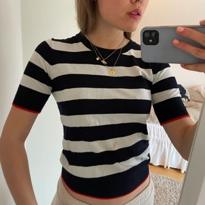 Randig tröja - Säljer denna randiga tröja med snygga röda detaljer som sömmar längst ut på ärm och längst ner på tröjan! Den är sparsamt använd och materialet känns jättemjukt!!😍 Den är i storlek S och går inte att få tag på längre! Perfekt till sommar och vår💕💕