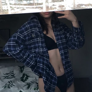 Blå vit oversize skjorta - Oversize skjorta perfekt till stranden i sommar😊 det är en herr skjorta i storlek M. Säljer för 180kr köparen står för frakten💕