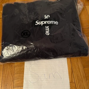 Supreme Cross Box logo Hoodie ” Navy ” - Supreme Cross box logo hoodie i färgen ” Navy ” . Helt nya och oanvända. Skickas snabb och spårbar. Undrar ni över något? Skriv så svarar jag så fort jag kan 🙂