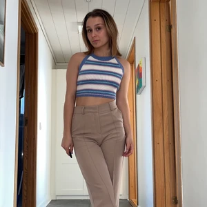 Stickad topp - Superfin stickad topp, liknar den från Zara! Har massor av stickade toppar, därav har denna inte kommit så jättemycket till användning. Nyskick, så fin! ❤️