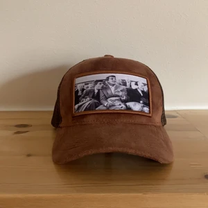 Maggiore keps  - Säljer nu min maggiore keps som knappt är använd. Kepsen är limited edition och man kan justera storleken på den. 