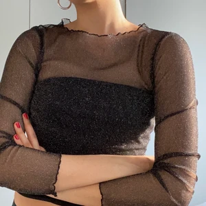 Mesh Top - Glittrig mesh top från NA-KD. Jag har en bandeu top under🧡 det är xs men jag har s och den passar!