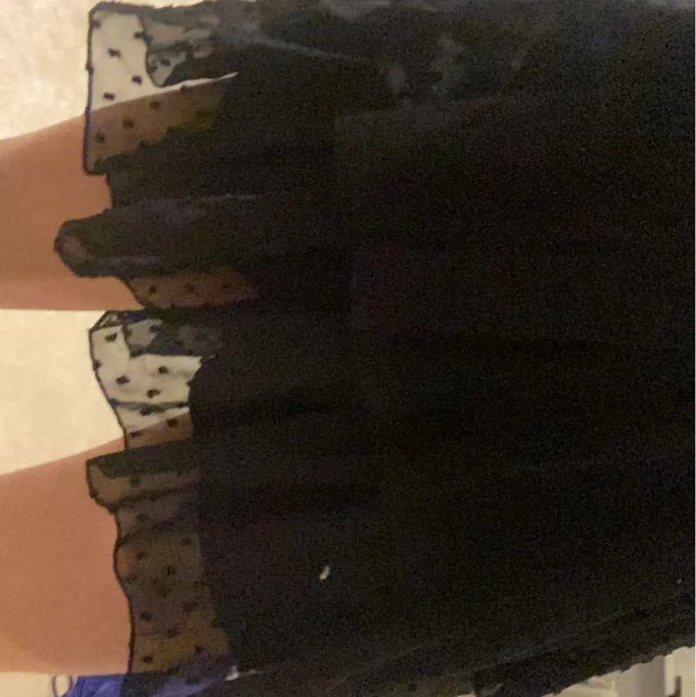 Jätte snygg och trendig svart volang kjol med prickar på tyget, perfekt nu inför sommaren. Nästan aldrig använd, superbra skick. . Kjolar.