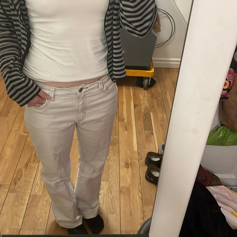 Ett par superfina vita jeans. 💗De kan bäras både lågmidjat och lite mer högmidjat. Coolt märke på fickorna. Märket är cappuccini. Passar bra på mig som är 1,60 men skulle tro att de passar bra på nån som är längre då de är lite långa på mig. SKRIV FÖR FLER BILDER💗. Jeans & Byxor.