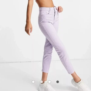 Lila mom jeans - Ett par supersnygga lila mom slim jeans från Strandivarius. Har inte använt alls mycket. Storlek 38.