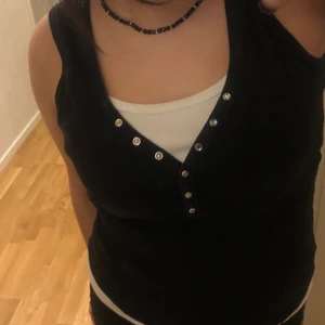 linne  - Säljer det här jätte fina svarta linnet med diamanter på. Det står storlek L på taggen💓 köpte den på second hand och har aldrig använt den utan bara provat den. Skriv för fler bilder eller frågor :)