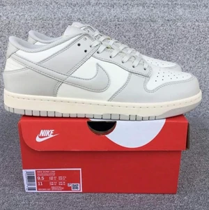 Äkta, nike dunks. Helt nya, storlek 38,5 - Köpte de och de är såååå fina, men de var lite stora på mig har använt ett par enstaka gånger därav priset. 