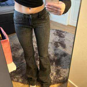 Svarta Lågmidjade jeans i storlek S/ XS. Säljer eftersom att dom är lite för långa på mig som är ca 160. Oanvända! 
