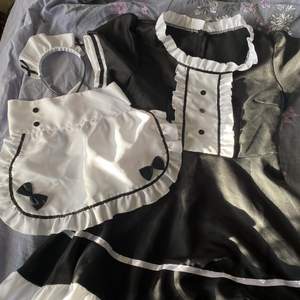 Säljer min maid outfit som jag köpt på amazon. Storleken passar bäst på M skulle jag säga! Man får med tre olika saker: klänning, förkläde och diadem. Förklädet har band som man knyter där bak. 