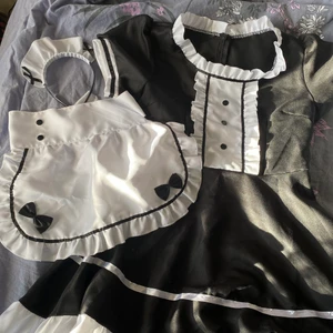 Maid outfit - Säljer min maid outfit som jag köpt på amazon. Storleken passar bäst på M skulle jag säga! Man får med tre olika saker: klänning, förkläde och diadem. Förklädet har band som man knyter där bak. 