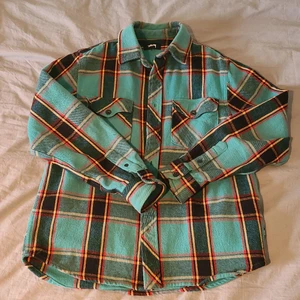 Stussy flanell  - Blå Stussy flanell i strlk S, sitter lite stort                      Nedre knapp fattas men det sitter extra knappar på lappen.