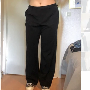 Second hand svarta kostymbyxor  - Köpta second hand. Lågmidjade, sitter perfekt på lite kurvigare höfter då de är figursydda.