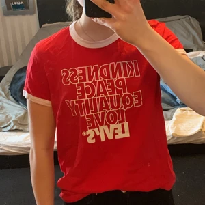 LEVI’S T-shirt med tryck. - En fin LEVI’S T-Shirt i skönt material med tryck på framsidan. Den är i storlek M, endast använd ett fåtal gånger, så den är i mycket bra skick. Köparen står för ev fraktkostnad.