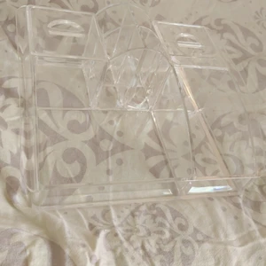 Låda typ - De e en slags låda eller ja, man kan ha smink borstar och hårband m.m har en liten spricka men det är inte sönder och så🙂