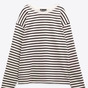 Randig tröja - Säljer då denna populära Zaratröja då den inte används så mycket, väldigt bra skick, Är i storlek S men passar även M och XS