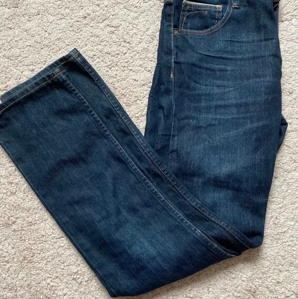 Säljer nu dessa trendiga och superfina mörkblå midwaist jeansen då jag har ett par liknande. Aldrig använda och därmed i nyskick! . Jeans & Byxor.