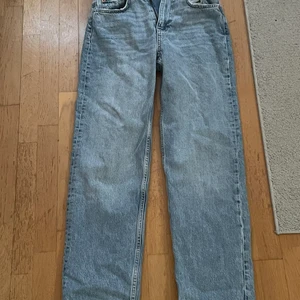 Jeans, gina tricot - Helt nya jeans i storlek 36. Är helt raka. Köpta för 599kr