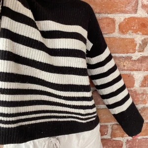 Randig stickad tröja  - Säljer min stickade randiga tröja från massimo dutti. Tröjan är i fint skick då den köptes för ca 2 månader sedan. Köparen står för frakt.❤️🥰. Pris i butik 800kr.