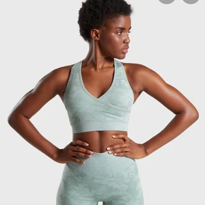 Gymshark sport-bh - Väldig bekväm topp, medium support. Köparen står för frakten. Tillhörande tights finns. 400kr för båda!