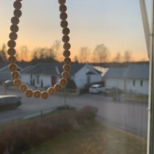 Pärlhalsband🦋🌙 - Säljer ett jätte fint pärlhalsband i vita pärlor🦋✨