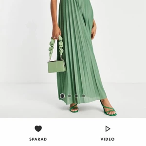 balklänning  - Säljer denna balklänning från ASOS då den inte passar mig helt ny aldrig använd . Storlek 46 helt slut på hemsidan . Superfin elegant klänning perfekt till bal eller bröllop