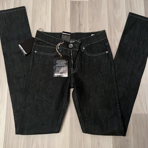 Low rise jeans  - Säljer dessa low rise jeans. De är nya och lappen står kvar. De är 27/34 men passar från en XXS till en S💕. Skriv om ni vill ha flera bilder eller nåt:)