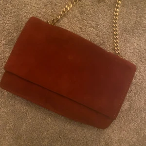 Röd väska - Säljer mina fina röda väska 
