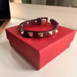 Valentiono armband  - INTRESSEKOLL på mitt vinröda Valentiono nitarmband! Köptes i början av 2021 på NK för ca 2000kr. Har inte kvittot kvar men det är äkta, box och tygpåse medföljer. Funderar på att sälja då det ej kommer till så mycket användning. Inget bud under 1000kr+ frakt tillkommer!💘