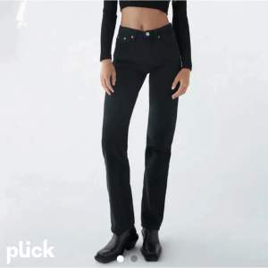 Svarta jeans från zara i gott skick. De är midrise och full lenght. Använt fåtal gånger, som nya! Skicka privat för bilder, mått osv. Jag är 165 ❤️ Köpare strå för frakt på 66kr