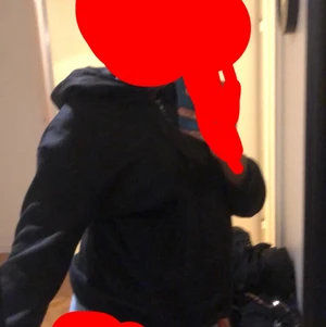 Zip up hoodie  - Använder inte denna eftersom att jag beställde hem fel storlek, denna svarta zip up hoodien går ihop med allting. Den är väldigt len och har mjukt material som inte kliar på kroppen, den har även en luva där man kan justera storleken på. Fickor finns också, priset på tröjan+frakt. För mer information, skicka ett meddelande så försöker jag svara så snabbt som möjligt💕