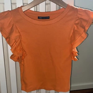 Zara volangtopp  - Säljer min volangtopp från zara då den inte kommer till användning. 