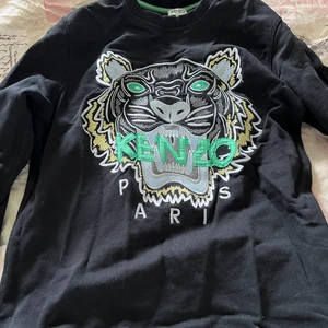 Kenzo tröja strl S - Kenzo tröja strl S i nyskick  Vet ej exakt fraktkostnad, skickar spårbart, kan också mötas upp i Bromma