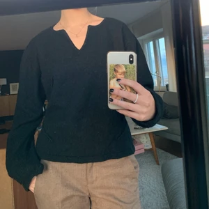 Stickad svart tröja - Säljer denna supersöta stickade tröjan med kryss-detaljer på sidan som tyvärr inte kommer till andväning 💞 köparen står för frakten men jag möter även upp i Lund💞