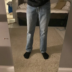Plaza jeans blåa  - W29 L30  Bra bara slitet nere vi fötterna och ett märke på vaden syns på bilderna.  Straight passform.  Sitter bra i längden men är trånga i midjan på mig, jag är 170.  De är köpta second hand så vet inte hur gammal de är men har själv aldrig använt dem.