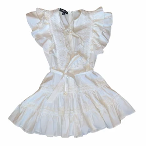 Gullig studentklänning med volanger  - Köpte denna här på plick för ett tag sedan men den var tyvärr lite för liten för mig:( Betalade 350kr inklusive frakt. Hade tänkt ha den på studenten men hoppas den passar bättre på någon annan! (Tredje bilden är lånad av förra säljaren) 💕