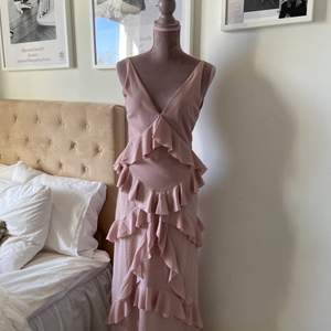 Så vacker balklänning i finaste färgen från H&M! Den har ett så fint fall och är så bra kvalitet! Skulle säga att klänningen passar en 36 också då den är stretchig!