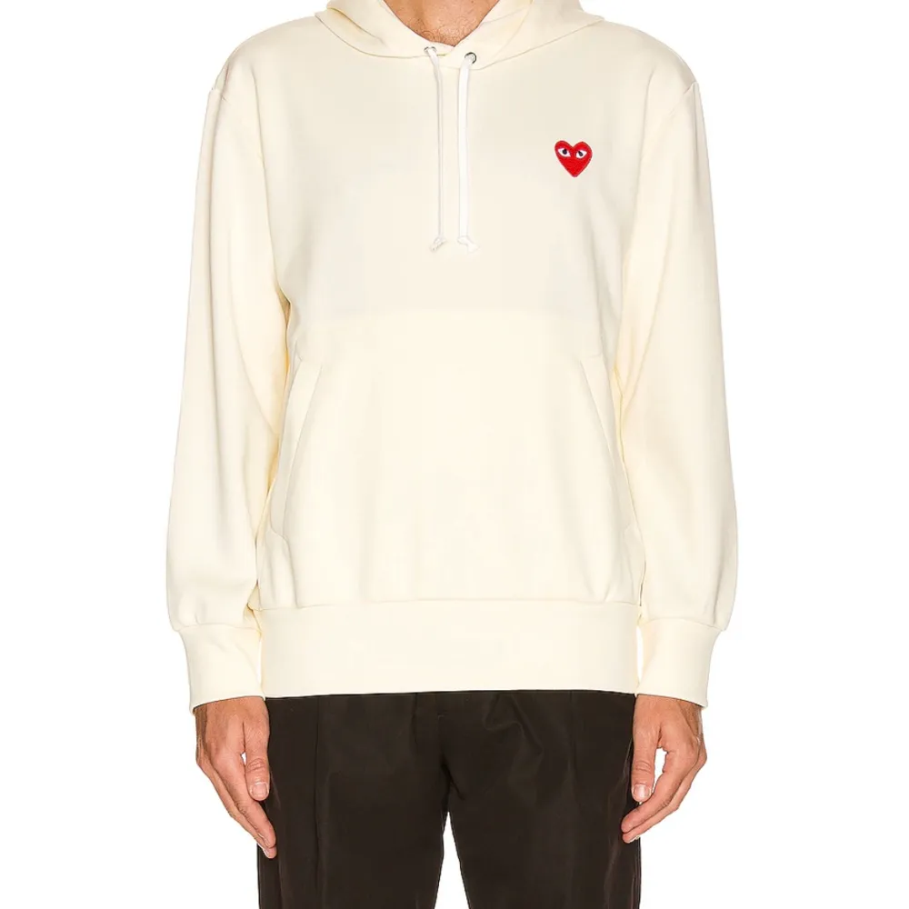 Jätte fin hoddie ifrån märket comme des garçons! Använd fåtal gånger därav i jätte bra skick! Köptes på NK för ca 2 år sen för 2500kr! I storlek M men passar mig som har storlek S💕 pris går att diskutera . Hupparit & Collegepaidat.