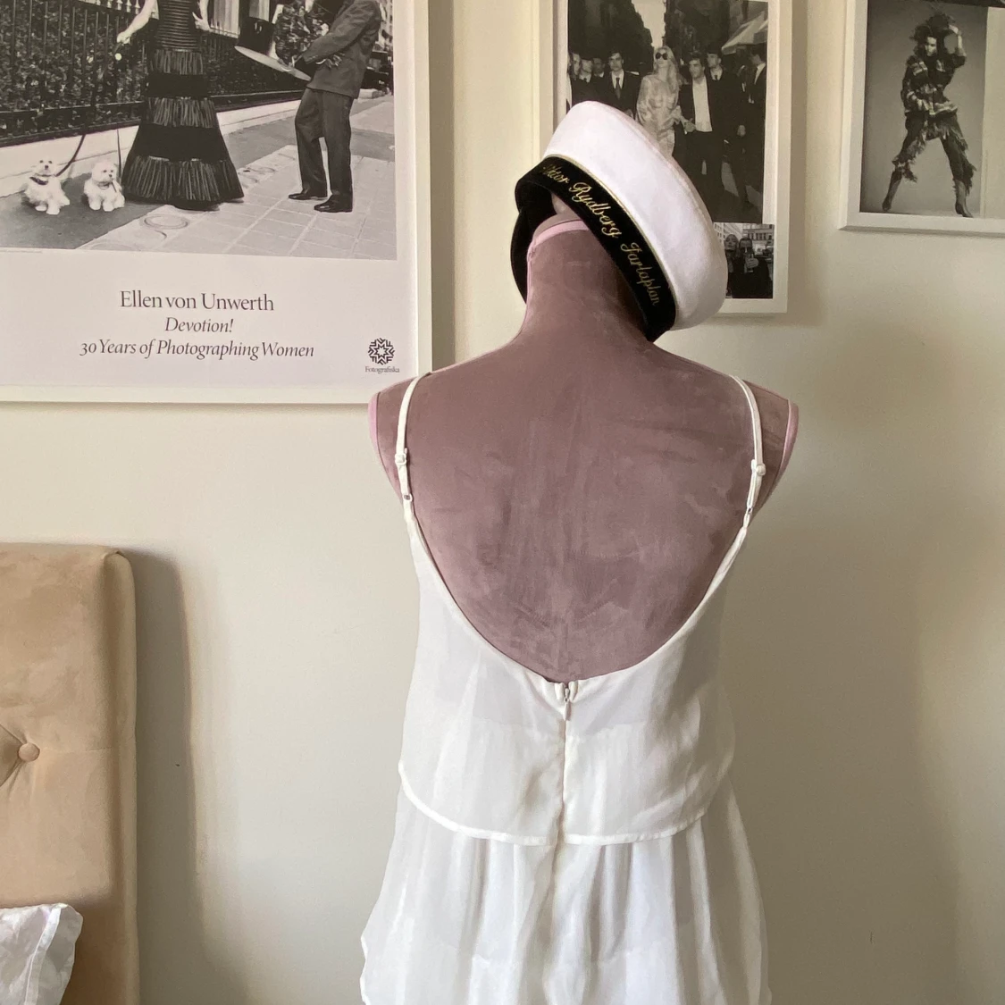 Vit volangklänning från Nelly  - 90