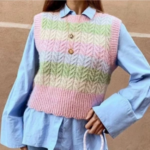 Stickad väst  Zara - En färgglad stickad väst ifrån zara storlek M. Använd fåtal gånger därav väldigt bra skick. 💕 köparen står för frakt 