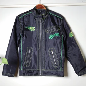 Kort jacka  - Svart kort jacka med grönt foder och detaljer. Egentligen en barnjacka men passar xs/s! Liten slitning på ena ärmen, syns på sista bilden🌱