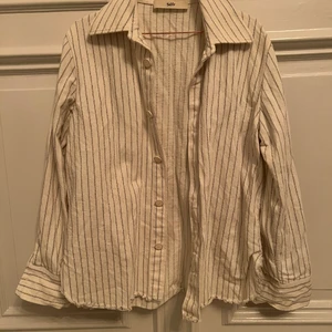 Séfr skjorta  - Sefr skjorta i tjockare material. 75% bomull, 25% linne. Gott skick! Knappt använd.