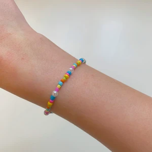 Pärlarmband  - Färgglatt pärlarmband🍭 armbandet är 17cm+4cm men går självklart att pnska egen längd. Frakt: 13kr men vid köp av 3 armband så bjuder jag på frakten😁