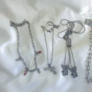 HALSBAND REA - Rea på olika Halsband. 55kr/st, fri frakt. Oanvänt. Handgjorda. Rostfritt stål. Unisex. Stiligt och vintage. Jag skickar postning bevis video via Instagram så gärna skicka er instagram användarnamn vid köp. 