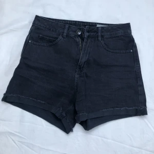 Loose fit shorts - Jeansshorts med avslappnad passform från VERO MODA